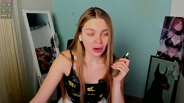 Snapshot of Molly_sweetie chatting on 01-06-25, 10:02 Molly sweetie online show from 01-06-25, 10:02