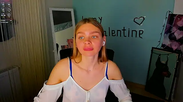 Snapshot of Molly_sweetie chatting on 02-09-25, 10:09 Molly sweetie online show from 02-09-25, 10:09