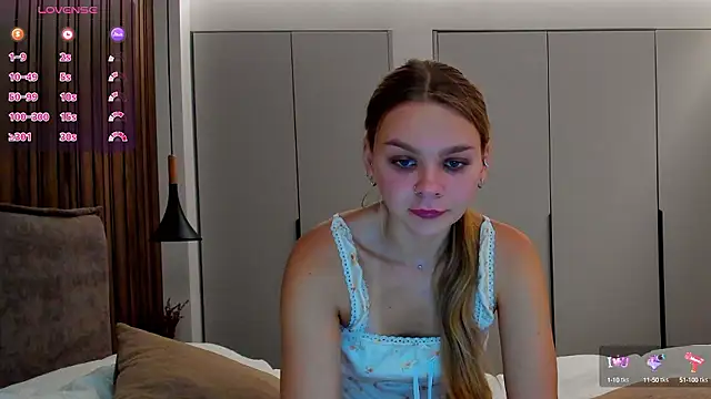 Snapshot of Molly_sweetie chatting on 09-29-25, 06:07 Molly sweetie online show from 09-29-25, 06:07