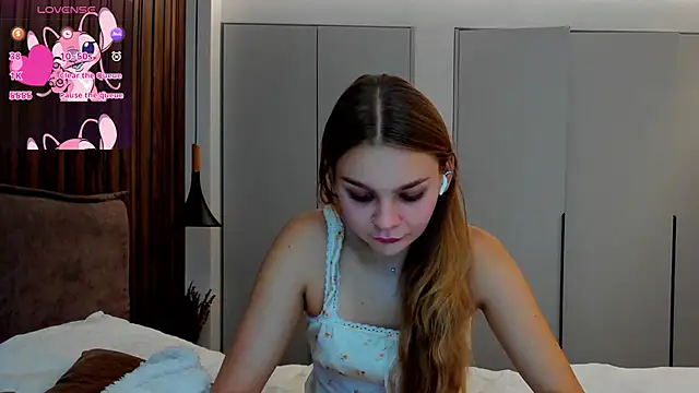 Snapshot of Molly_sweetie chatting on 10-30-25, 07:10 Molly sweetie online show from 10-30-25, 07:10