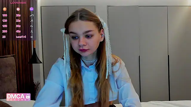 Snapshot of Molly_sweetie chatting on 11-17-25, 07:14 Molly sweetie online show from 11-17-25, 07:14