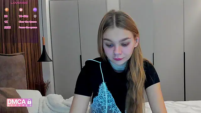 Snapshot of Molly_sweetie chatting on 11-18-25, 07:13 Molly sweetie online show from 11-18-25, 07:13