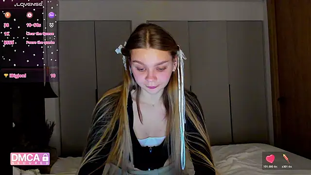 Snapshot of Molly_sweetie chatting on 12-22-25, 07:33 Molly sweetie online show from 12-22-25, 07:33