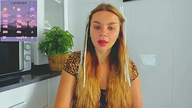 Snapshot of Molly_sweetie chatting on 06-26-26, 06:40 Molly sweetie online show from 06-26-26, 06:40