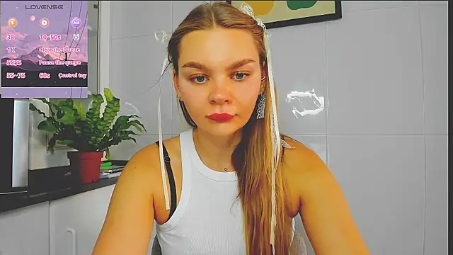 Snapshot of Molly_sweetie chatting on 07-22-26, 06:27 Molly sweetie online show from 07-22-26, 06:27