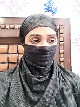 Snapshot of Yours-Bebo chatting on 01-21-25, 10:41 Yours-Bebo online show from 01-21-25, 10:41