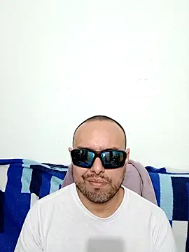 Snapshot of ElSunEagle chatting on 05-20-26, 02:40 ElSunEagle online show from 05-20-26, 02:40