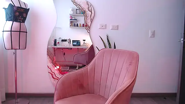 Snapshot of chloebritto chatting on 12-18-24, 01:12 chloebritto online show from 12-18-24, 01:12