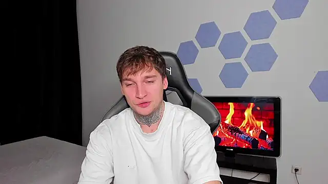 Snapshot of Chris_Tyson chatting on 10-13-25, 04:07 Chris Tyson online show from 10-13-25, 04:07