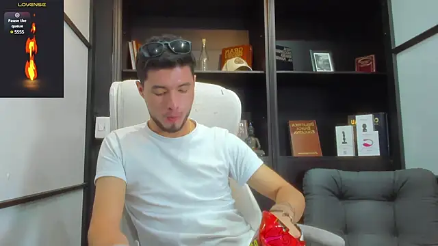 Snapshot of EdwardRoss_ chatting on 03-18-25, 10:26 EdwardRoss online show from 03-18-25, 10:26