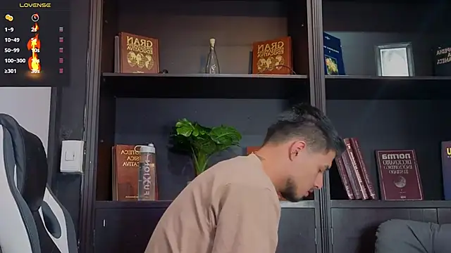 Snapshot of EdwardRoss_ chatting on 09-28-25, 04:45 EdwardRoss online show from 09-28-25, 04:45