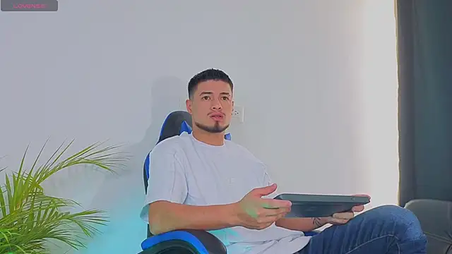 Snapshot of EdwardRoss_ chatting on 10-19-25, 04:29 EdwardRoss online show from 10-19-25, 04:29