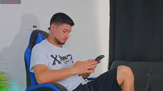 Snapshot of EdwardRoss_ chatting on 10-22-25, 07:24 EdwardRoss online show from 10-22-25, 07:24