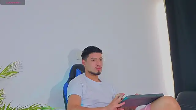 Snapshot of EdwardRoss_ chatting on 10-26-25, 08:48 EdwardRoss online show from 10-26-25, 08:48