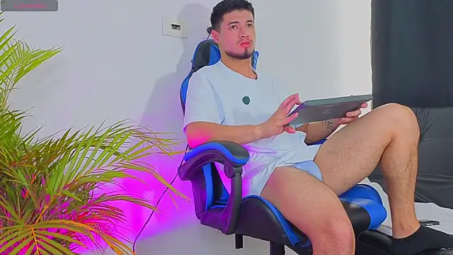 Snapshot of EdwardRoss_ chatting on 10-28-25, 08:00 EdwardRoss online show from 10-28-25, 08:00