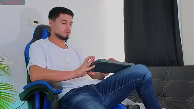 Snapshot of EdwardRoss_ chatting on 11-11-25, 07:25 EdwardRoss online show from 11-11-25, 07:25