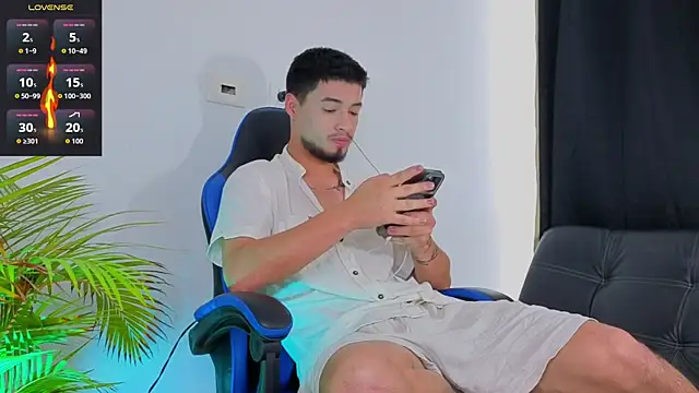 Snapshot of EdwardRoss_ chatting on 11-15-25, 09:00 EdwardRoss online show from 11-15-25, 09:00