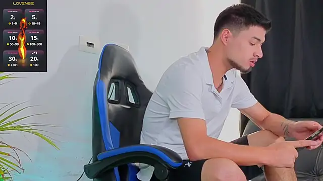 Snapshot of EdwardRoss_ chatting on 11-24-25, 07:46 EdwardRoss online show from 11-24-25, 07:46