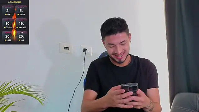 Snapshot of EdwardRoss_ chatting on 11-25-25, 04:18 EdwardRoss online show from 11-25-25, 04:18