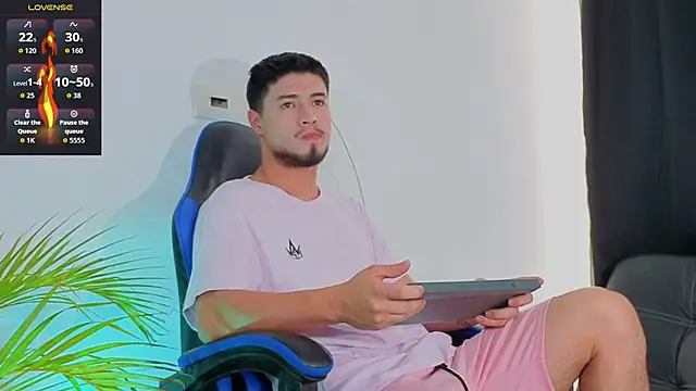 Snapshot of EdwardRoss_ chatting on 12-04-25, 08:28 EdwardRoss online show from 12-04-25, 08:28