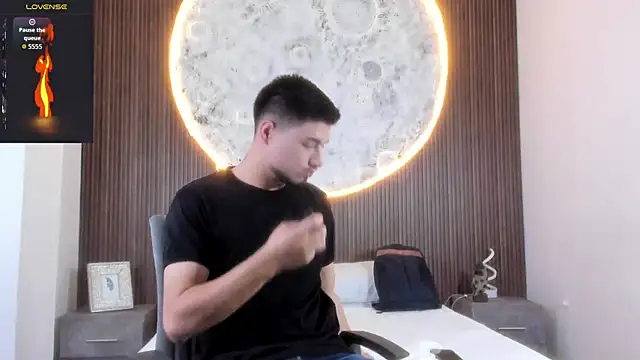 Snapshot of EdwardRoss_ chatting on 12-17-25, 08:15 EdwardRoss online show from 12-17-25, 08:15