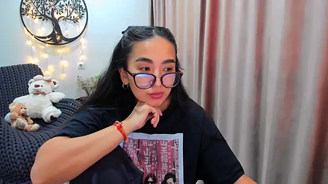 Snapshot of worldofkim chatting on 02-17-26, 10:34 worldofkim online show from 02-17-26, 10:34