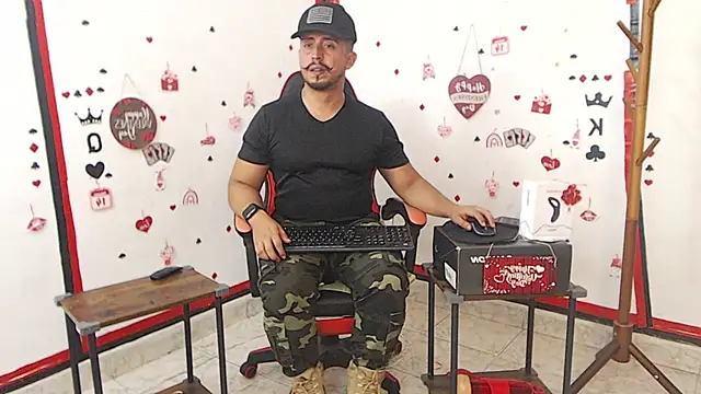 Snapshot of KalethBigDick chatting on 02-11-25, 08:05 KalethBigDick online show from 02-11-25, 08:05