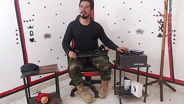 Snapshot of KalethBigDick chatting on 10-15-25, 01:44 KalethBigDick online show from 10-15-25, 01:44