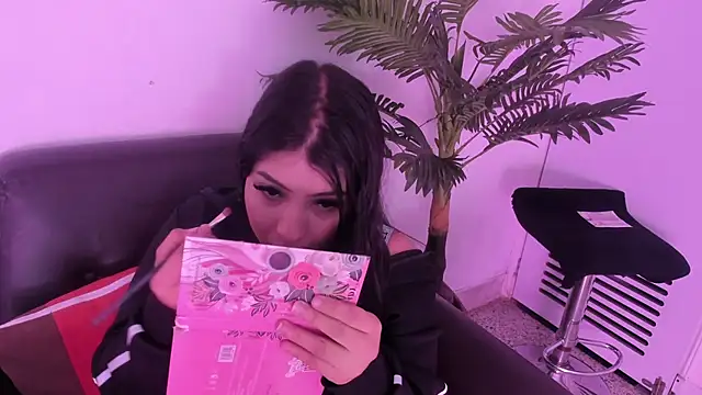 Snapshot of Miia_Thompsonn chatting on 03-19-25, 03:20 Miia Thompsonn online show from 03-19-25, 03:20