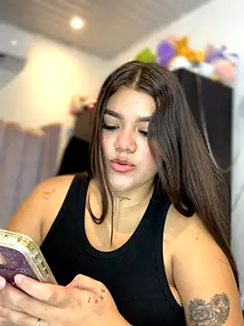 Snapshot of Michellesexxy chatting on 10-31-25, 07:37 Michellesexxy online show from 10-31-25, 07:37