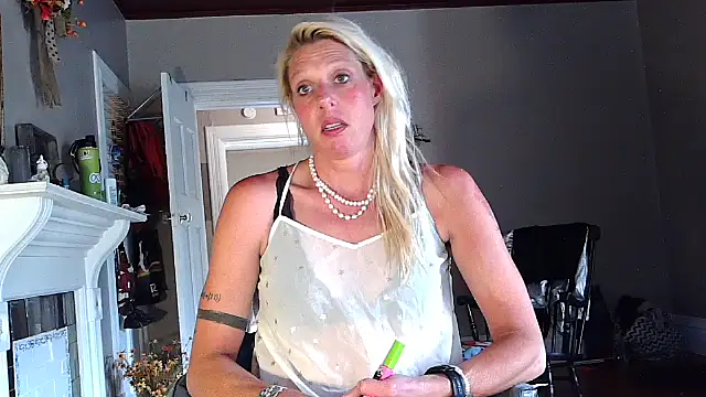 Snapshot of Glamazonx chatting on 09-12-25, 04:29 Glamazonx online show from 09-12-25, 04:29