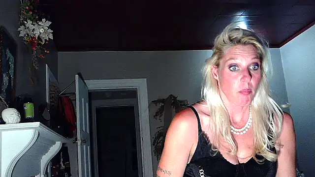 Snapshot of Glamazonx chatting on 09-13-25, 06:46 Glamazonx online show from 09-13-25, 06:46