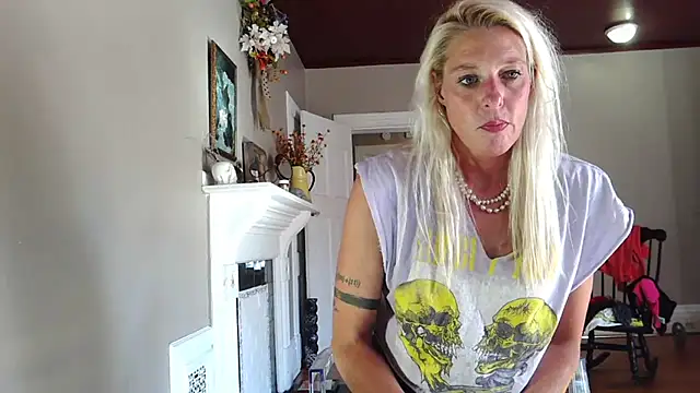 Snapshot of Glamazonx chatting on 09-15-25, 03:56 Glamazonx online show from 09-15-25, 03:56