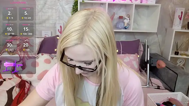 Snapshot of MeowkaKitty chatting on 10-18-25, 01:30 MeowkaKitty online show from 10-18-25, 01:30