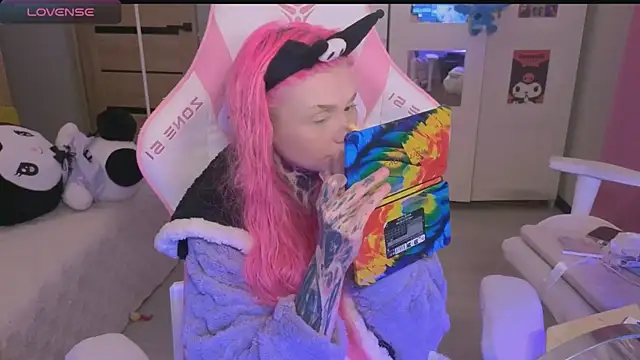 Britney Lynch online show from 10-22-25, 05:34