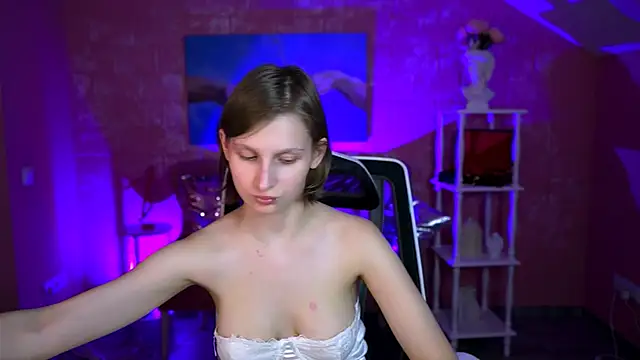 Snapshot of EllaHorton chatting on 06-15-26, 05:26 EllaHorton online show from 06-15-26, 05:26