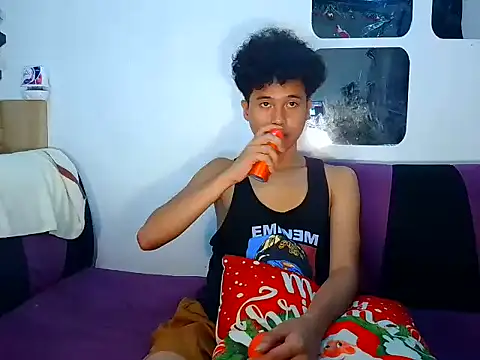 Snapshot of Asiantwink21 chatting on 12-18-25, 01:11 Asiantwink21 online show from 12-18-25, 01:11