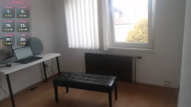 Snapshot of Vanda76 chatting on 10-13-25, 11:54 Vanda76 online show from 10-13-25, 11:54