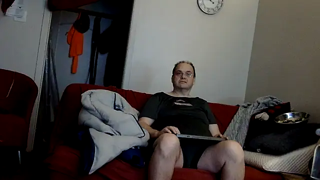 Snapshot of caressonnous chatting on 11-18-25, 04:50 caressonnous online show from 11-18-25, 04:50