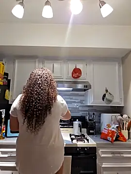 Snapshot of honeeyyy_pot chatting on 02-14-26, 09:17 honeeyyy pot online show from 02-14-26, 09:17