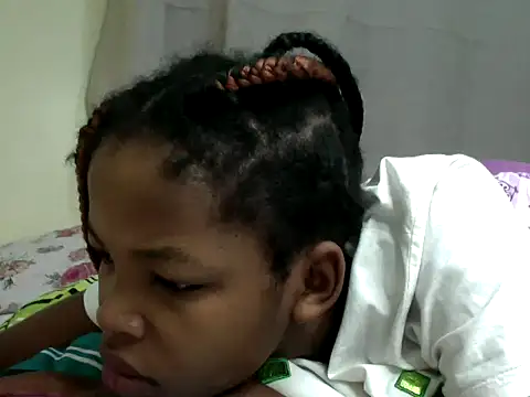 Snapshot of queen-sasha chatting on 10-14-25, 06:47 queen-sasha online show from 10-14-25, 06:47