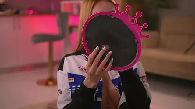 Snapshot of ButterflyLeah chatting on 10-22-25, 01:39 ButterflyLeah online show from 10-22-25, 01:39