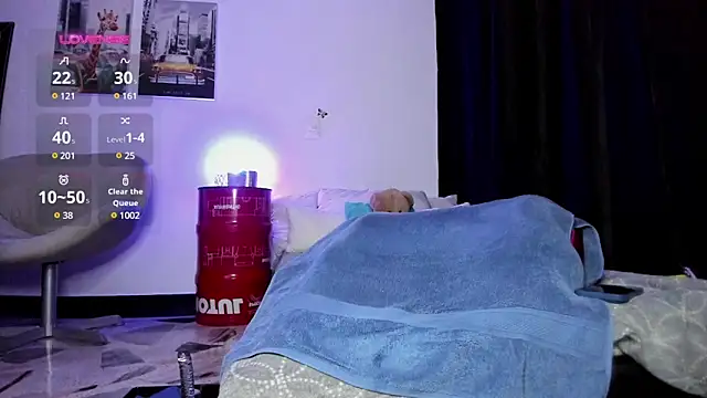 Snapshot of Curlblue chatting on 12-17-24, 03:06 Curlblue online show from 12-17-24, 03:06