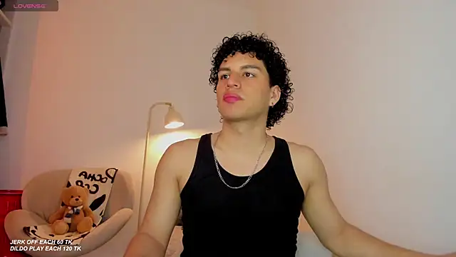 Snapshot of Curlblue chatting on 11-04-25, 01:05 Curlblue online show from 11-04-25, 01:05