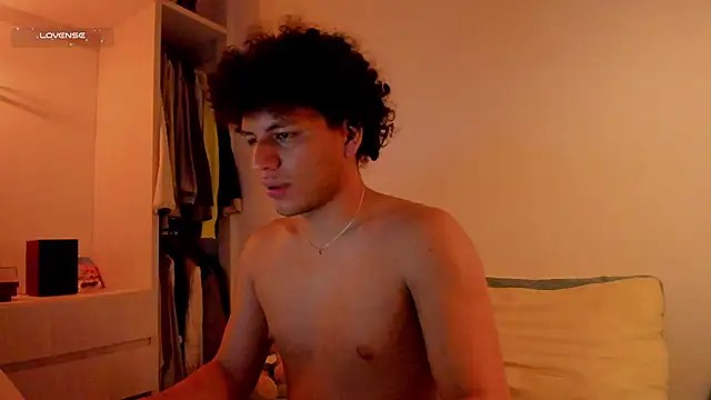 Snapshot of Curlblue chatting on 12-04-25, 05:28 Curlblue online show from 12-04-25, 05:28