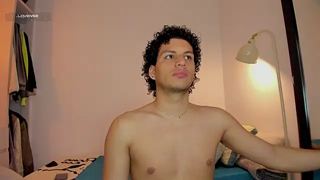 Snapshot of Curlblue chatting on 12-05-25, 05:38 Curlblue online show from 12-05-25, 05:38