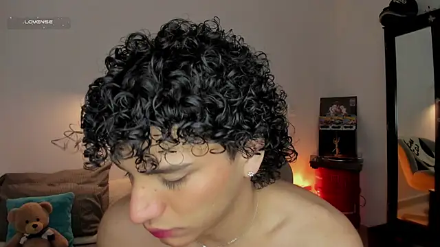 Snapshot of Curlblue chatting on 12-16-25, 01:32 Curlblue online show from 12-16-25, 01:32