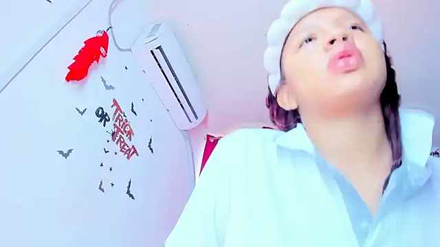 Emily Coper18 online show from 11-23-25, 01:33