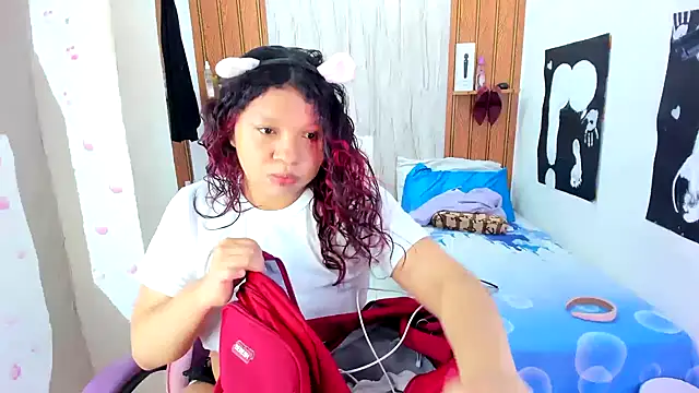 Snapshot of Emily_Coper18 chatting on 07-17-26, 02:02 Emily Coper18 online show from 07-17-26, 02:02