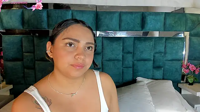 Snapshot of Abril_Gomez06 chatting on 04-28-26, 02:27 Abril Gomez06 online show from 04-28-26, 02:27